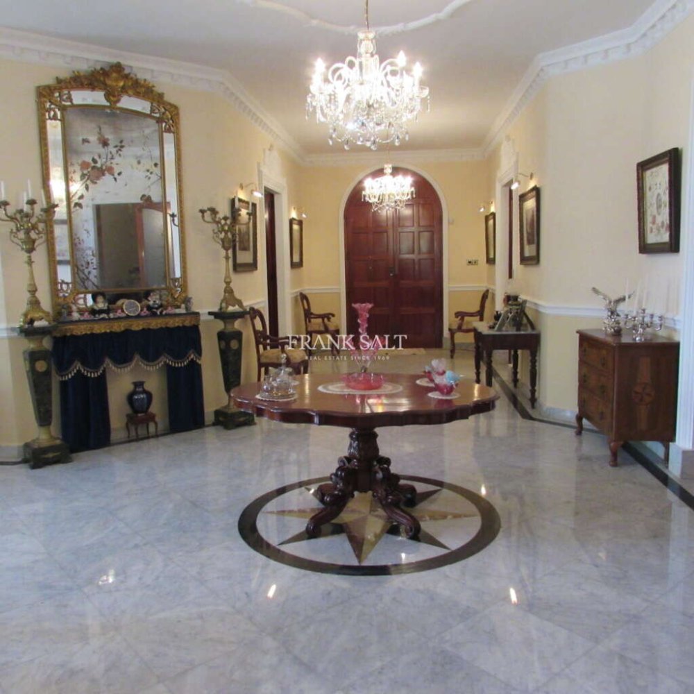 4 bedrooms Villa in Attard, Malta No. 3882