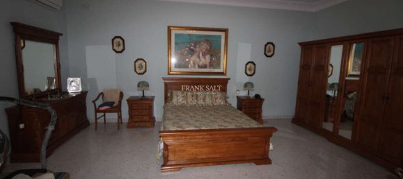 4 bedrooms Villa in Attard, Malta No. 3882 16