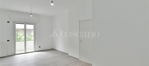 2-salle Appartement à Como, Italy No. 303431 3