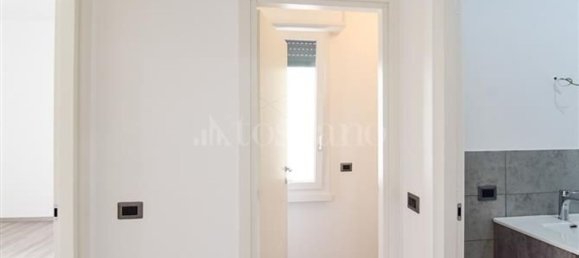 2-salle Appartement à Como, Italy No. 303431 18