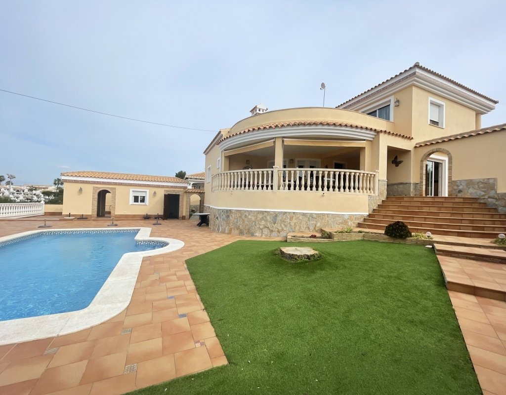 Casa de 4 dormitorios en Cabo Roig, Spain No. 285512