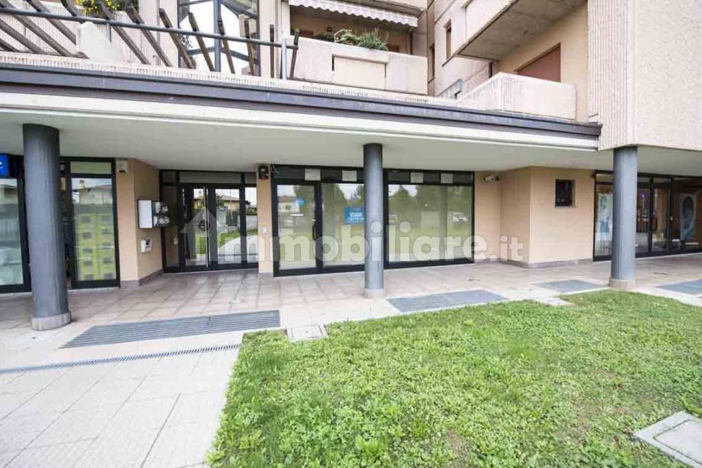 5 rooms Commercial property in Curno, Italy No. 121409