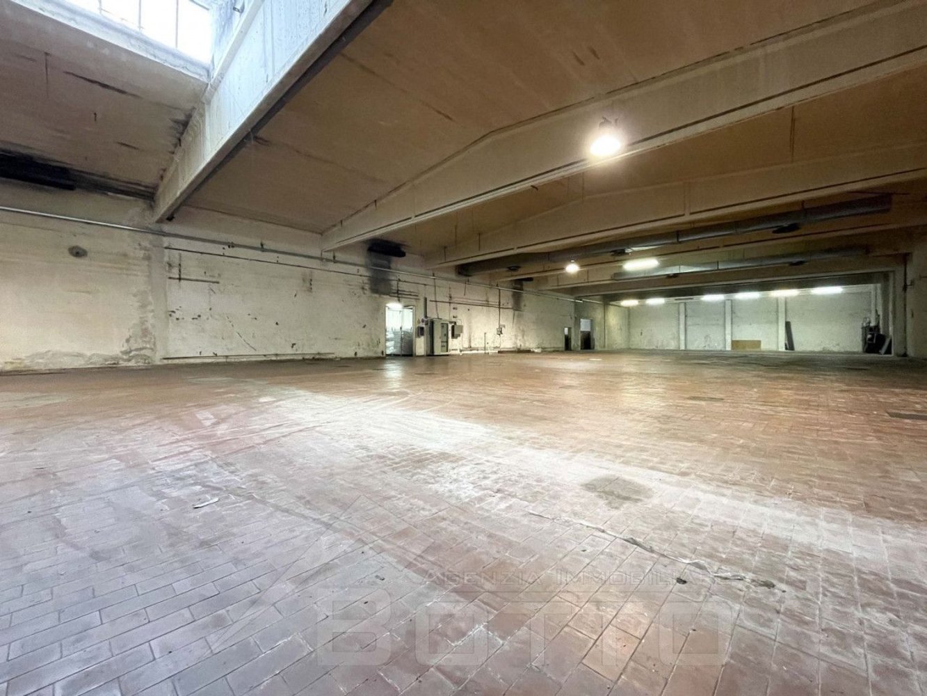 1400m² Warehouse in Suno, Italy No. 379712