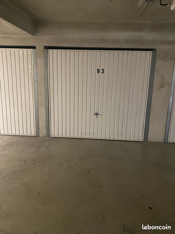  Garage in Marseille, France No. 328133