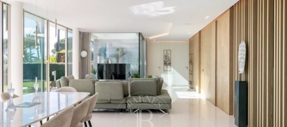 6 bedrooms Villa in Cannes, France No. 246457 2