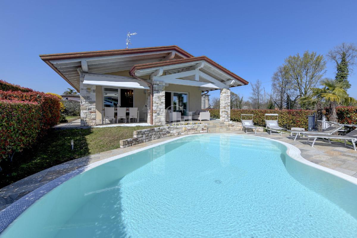 3 Schlafzimmer Villa in Sirmione, Italy, Nr. 391232