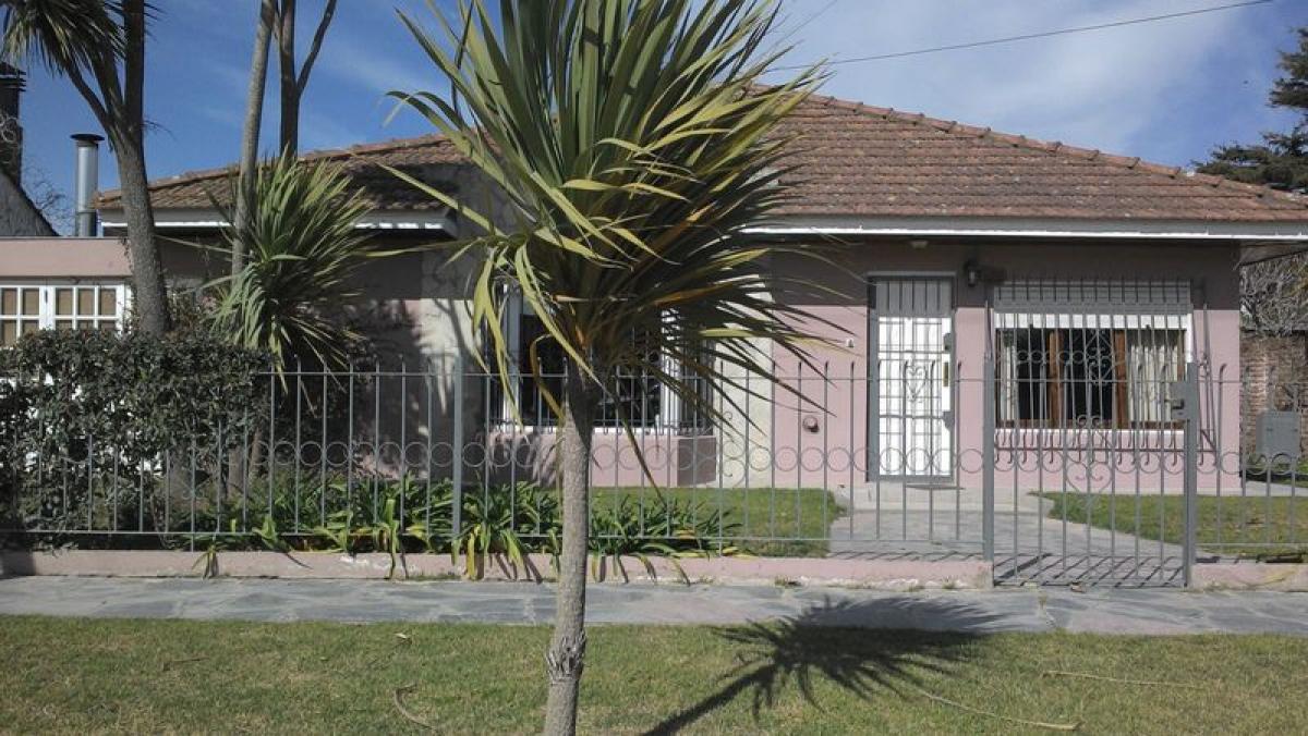 3 bedrooms House in Mar del Plata, Argentina No. 90040