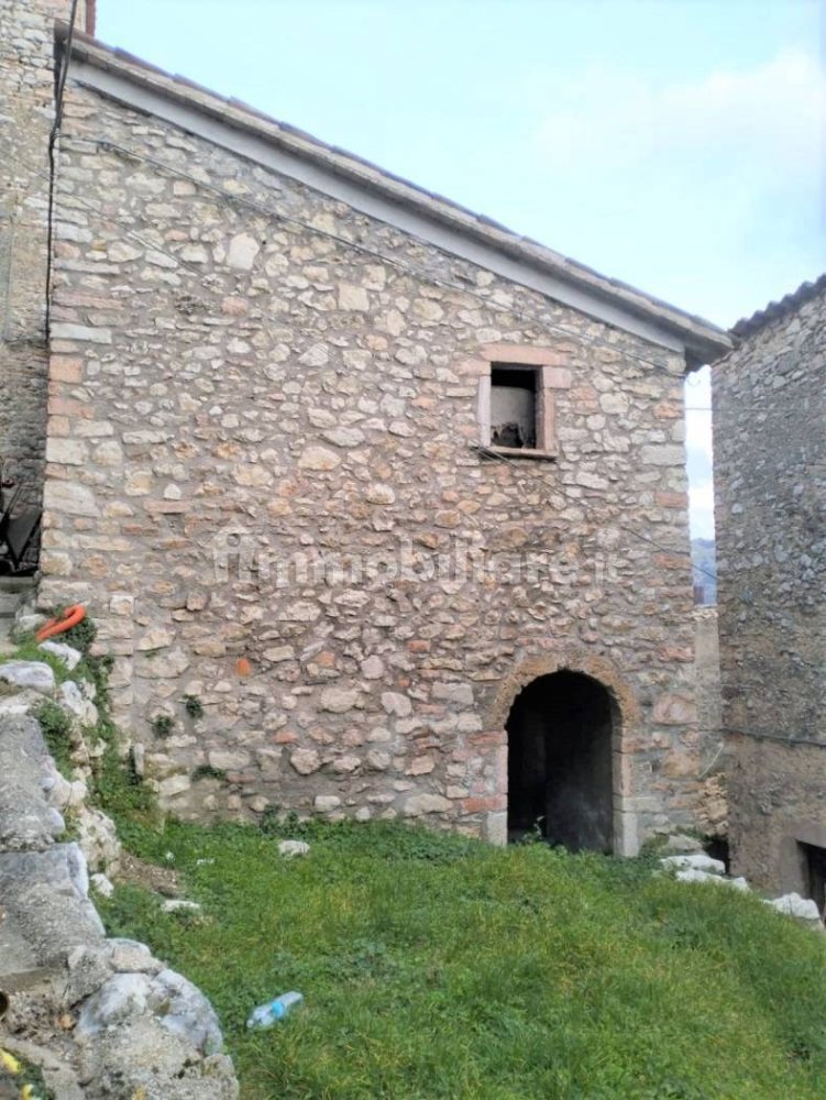 59m² Warehouse in Spoleto, Italy No. 87826