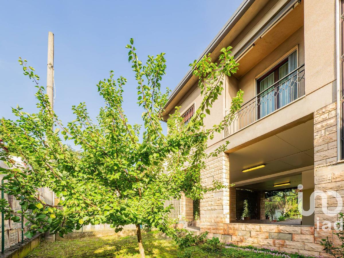 4 bedrooms Villa in Veduggio con Colzano, Italy No. 194778