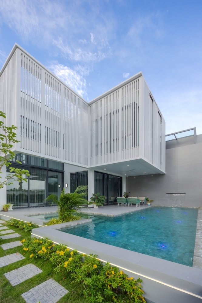 4 bedrooms Villa in Chalong, Thailand No. 11110