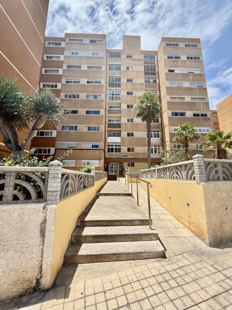 Apartamento de 3 dormitorios en Las Palmas De Gran Canaria, Spain No. 168028
