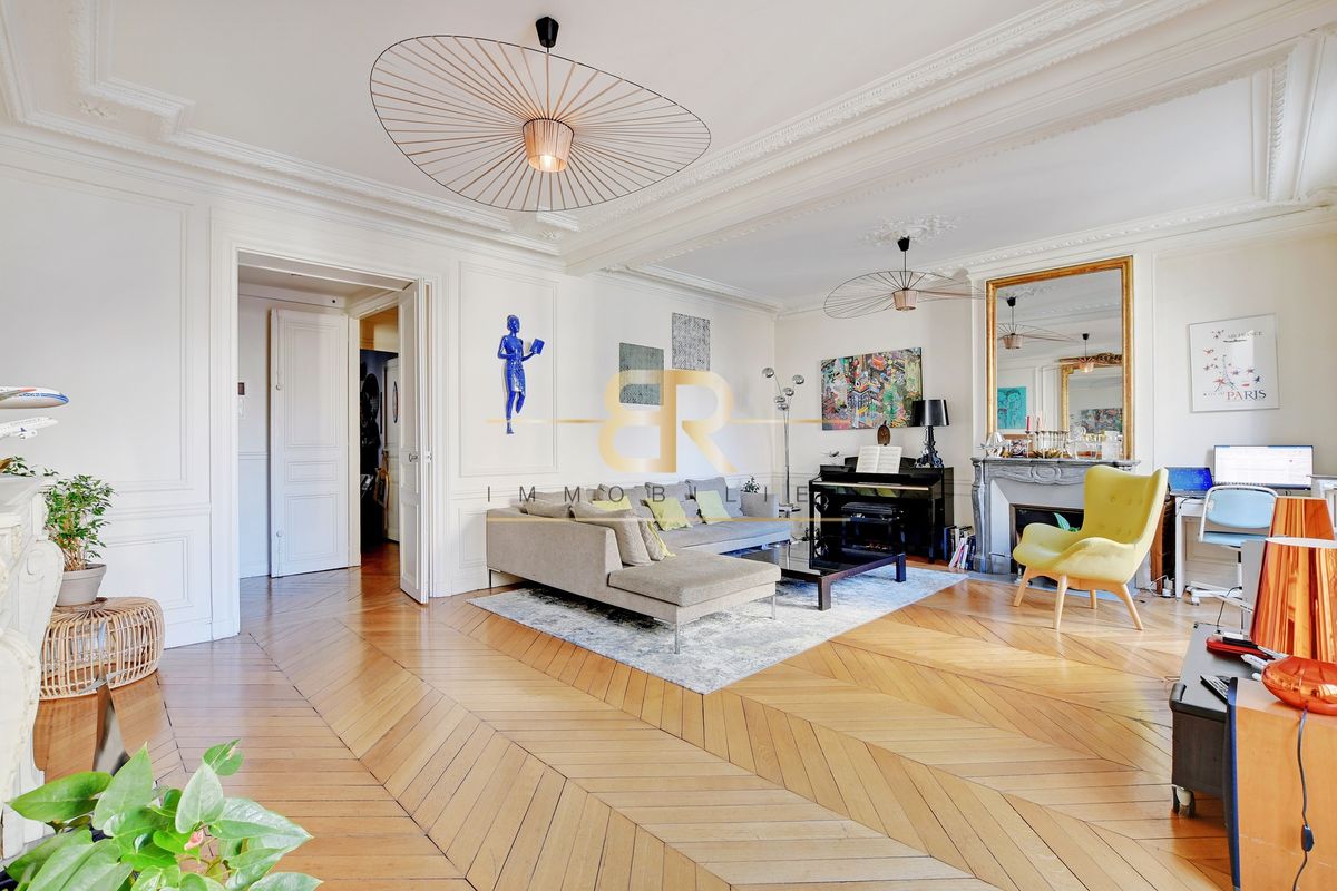 3 bedrooms Apartment in Paris, France No. 122114