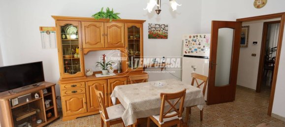 Apartamento de 3 dormitorios en Valenzano, Italy No. 195850 2
