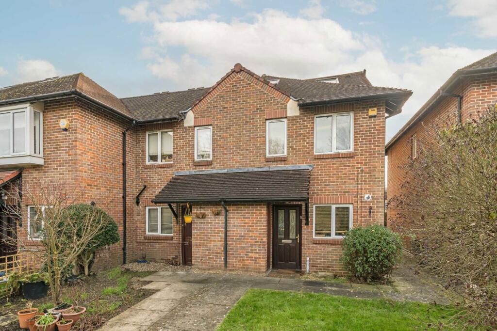 3 bedrooms Commercial property in Surbiton, United Kingdom No. 10236