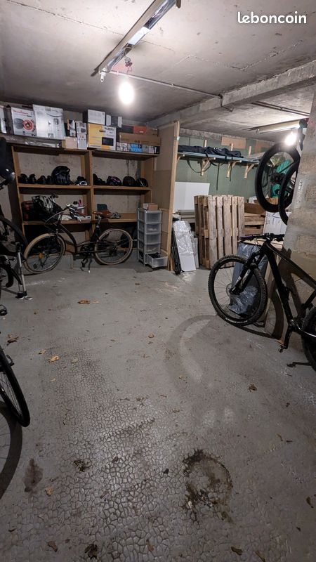  Garage in Poitiers, France No. 341641