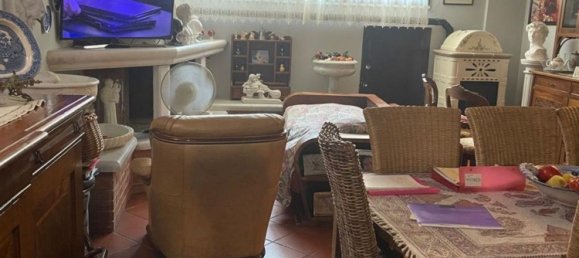 8 rooms House in Carrara, Italy No. 48130 11