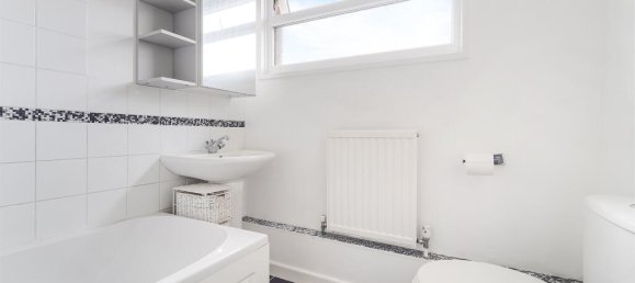 3 bedrooms House in Epsom, United Kingdom No. 9696 8