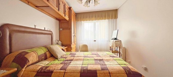 Apartamento de 3 dormitorios en La Coruña, Spain No. 32282 11