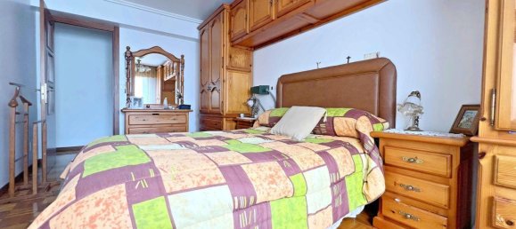 Apartamento de 3 dormitorios en La Coruña, Spain No. 32282 5