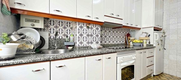 Apartamento de 3 dormitorios en La Coruña, Spain No. 32282 4