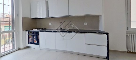 4 rooms Apartment in Florence, Italy No. 49531 3