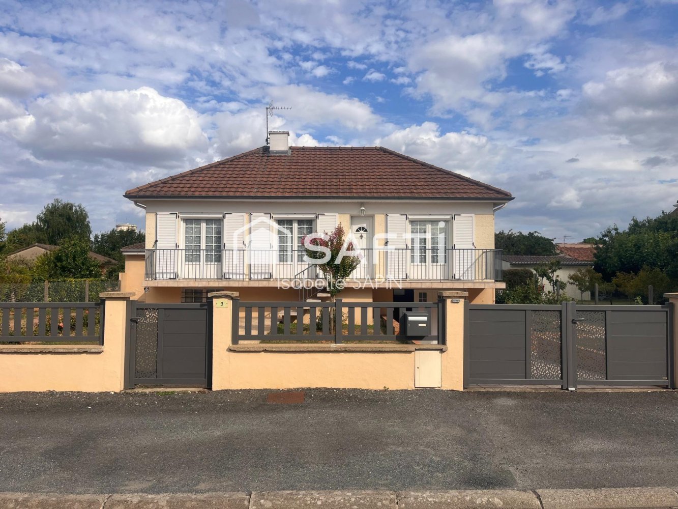 3 bedrooms House in Neuville-de-Poitou, France No. 281493