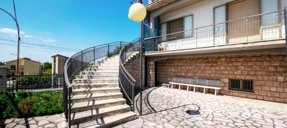 7-Zimmer Wohnung in Gualdo Cattaneo, Italy, Nr. 255907 2