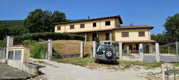 6 rooms Apartment in Perugia, Italy No. 193647 2