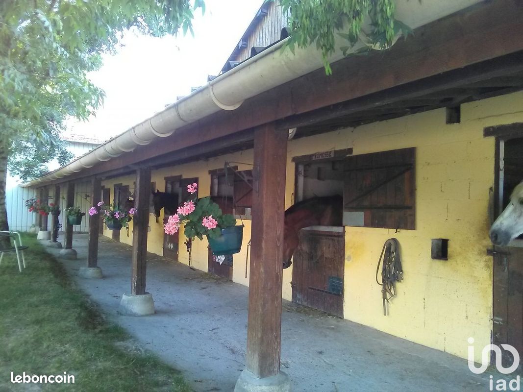 Casa de 5 dormitorios en Chalons-en-Champagne, France No. 59411