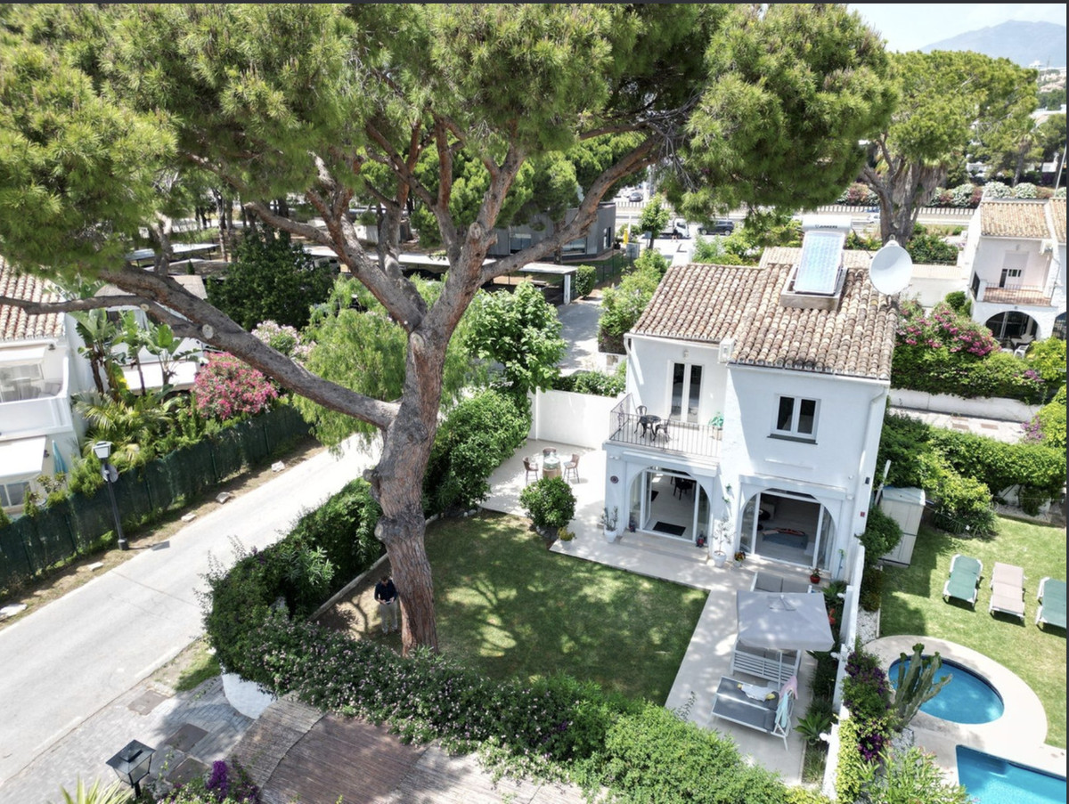 3 bedrooms Villa in Estepona, Spain No. 177868