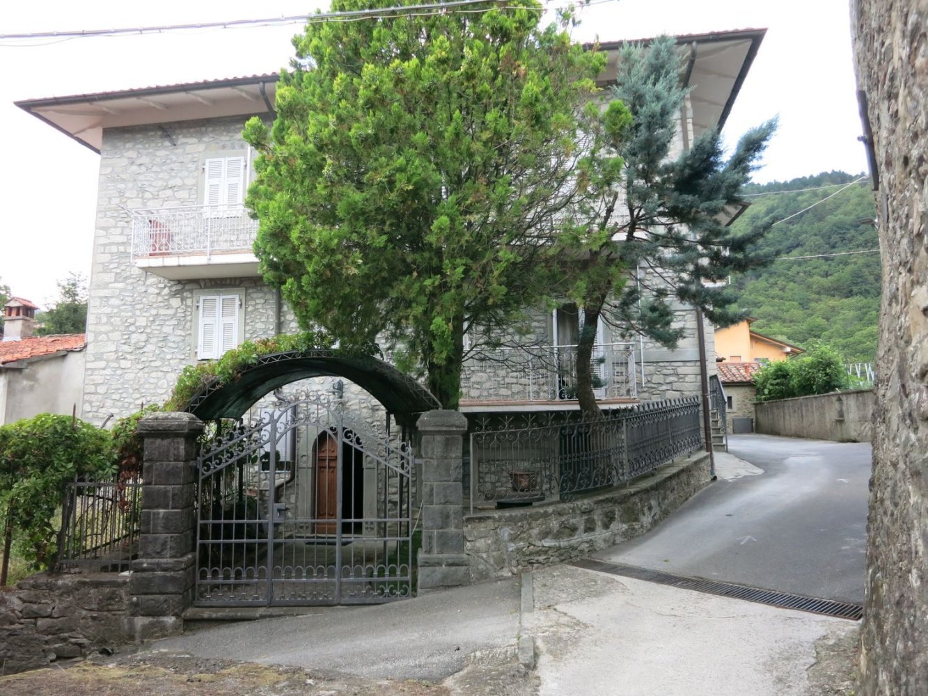8 rooms House in Comano, Italy No. 92938