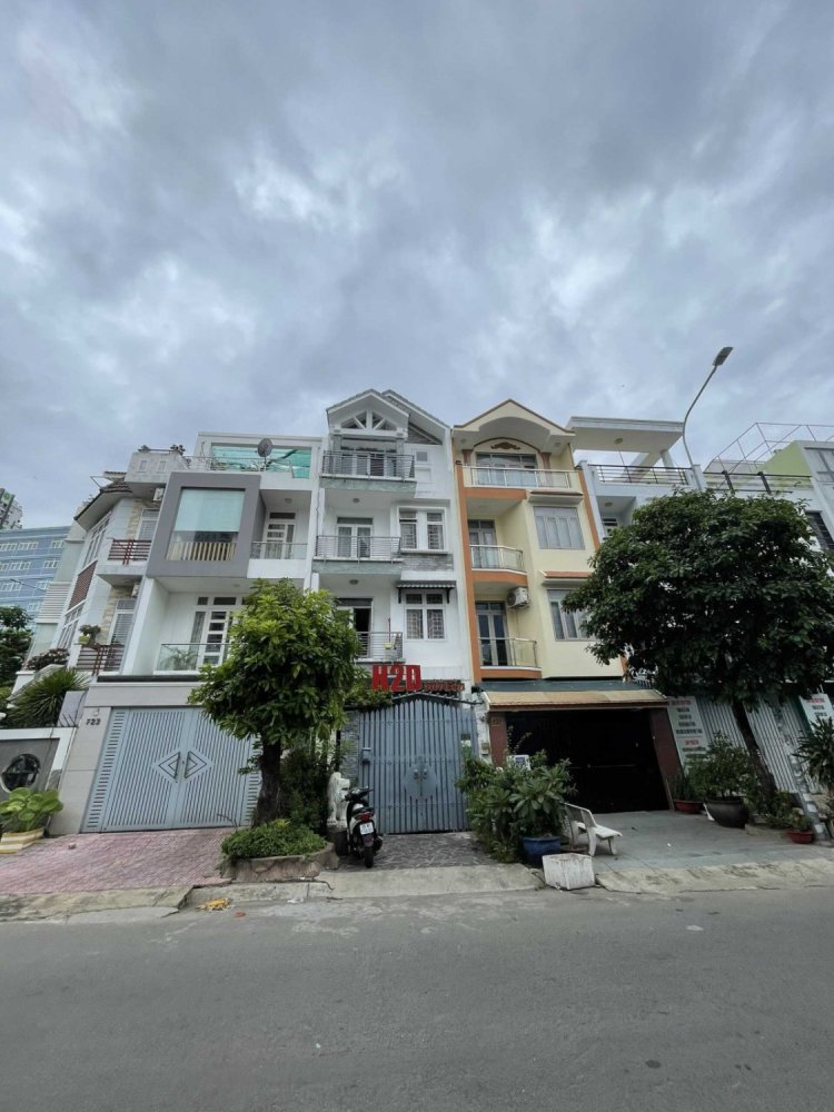 81m² Townhouse in District 7, Vietnam No. 19474