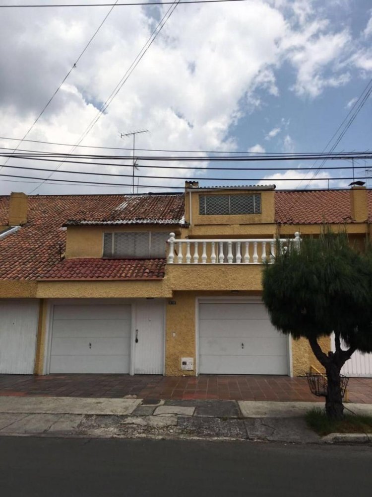 Casa de 4 dormitorios en Bogotá, Colombia No. 12776