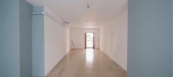 200m² Commercial property in Novara, Italy No. 215652 17