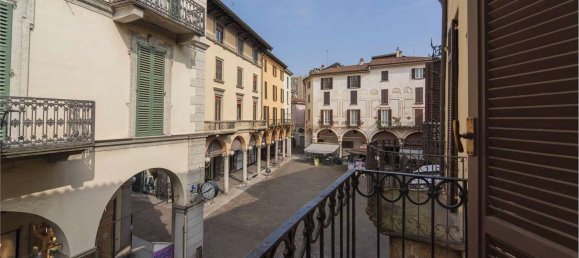 200m² Commercial property in Novara, Italy No. 215652 3