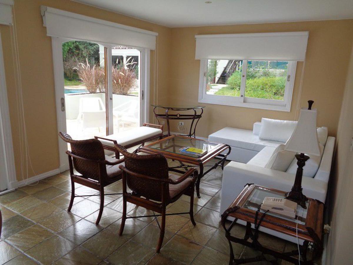 Apartamento de 3 dormitorios en Maldonado, Uruguay No. 11843