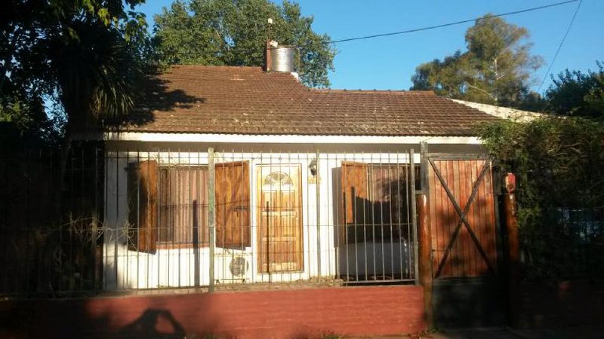 2 bedrooms House in Almirante Brown, Argentina No. 83375