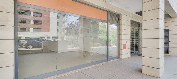129m² Commercial property in Odivelas, Portugal No. 235647 6