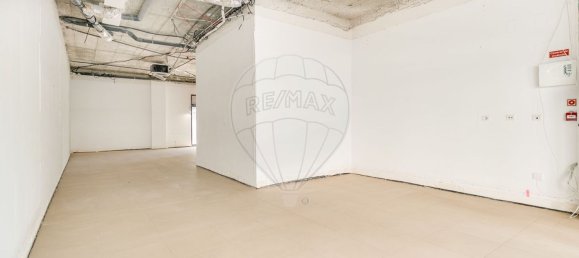 129m² Commercial property in Odivelas, Portugal No. 235647 15