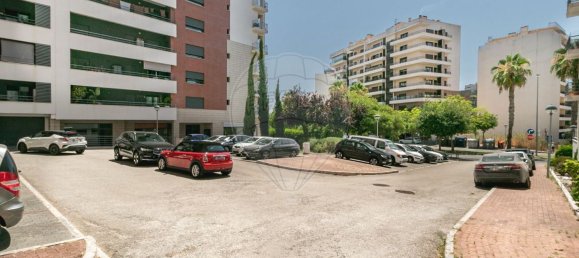 129m² Commercial property in Odivelas, Portugal No. 235647 3