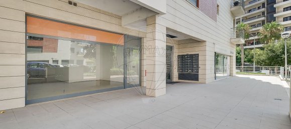 129m² Commercial property in Odivelas, Portugal No. 235647 5