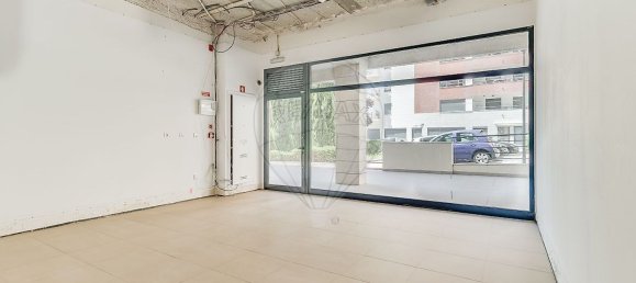 129m² Commercial property in Odivelas, Portugal No. 235647 9