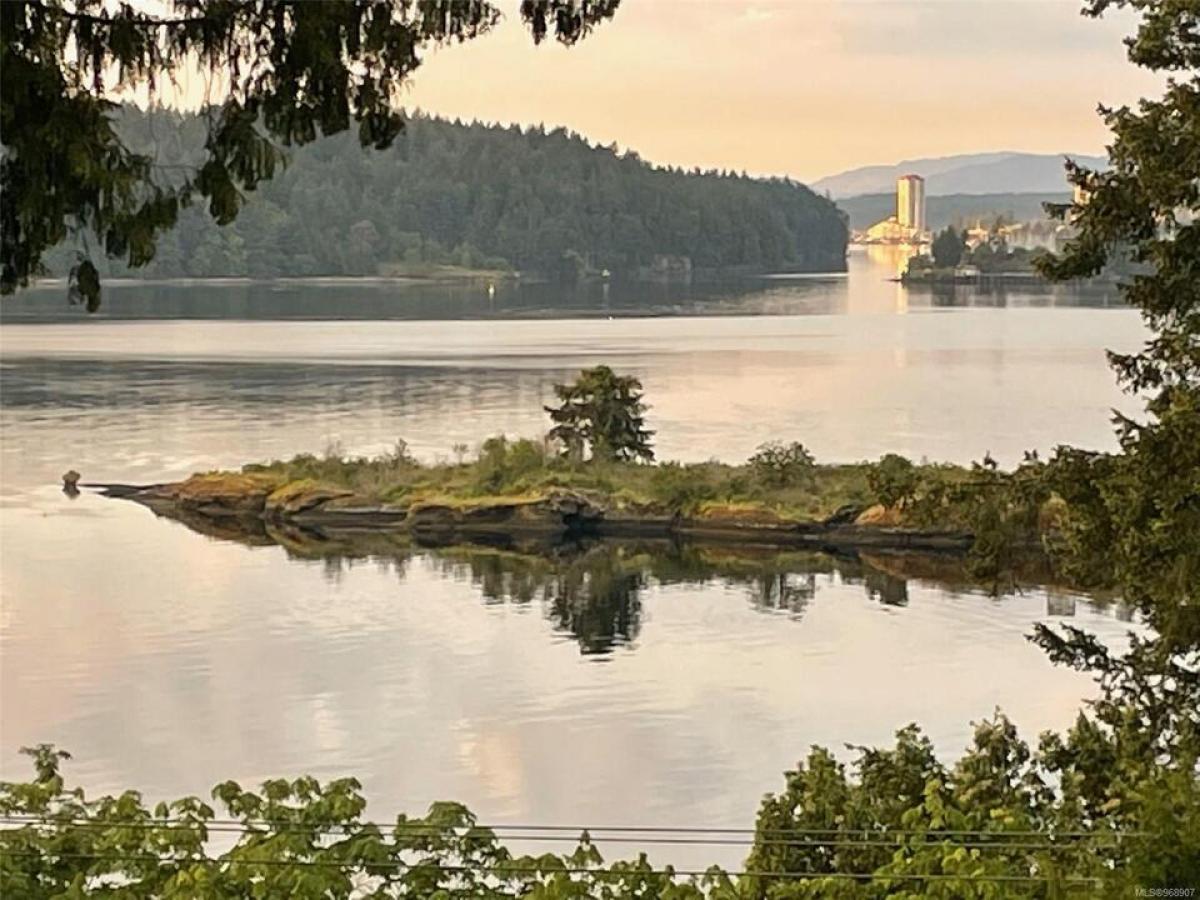 5 bedrooms House in British Columbia, Canada No. 1136