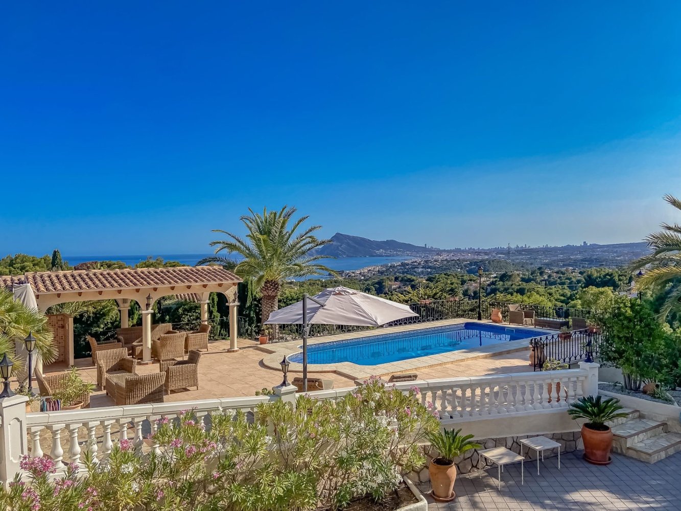 5 bedrooms Villa in Altea, Spain No. 11975