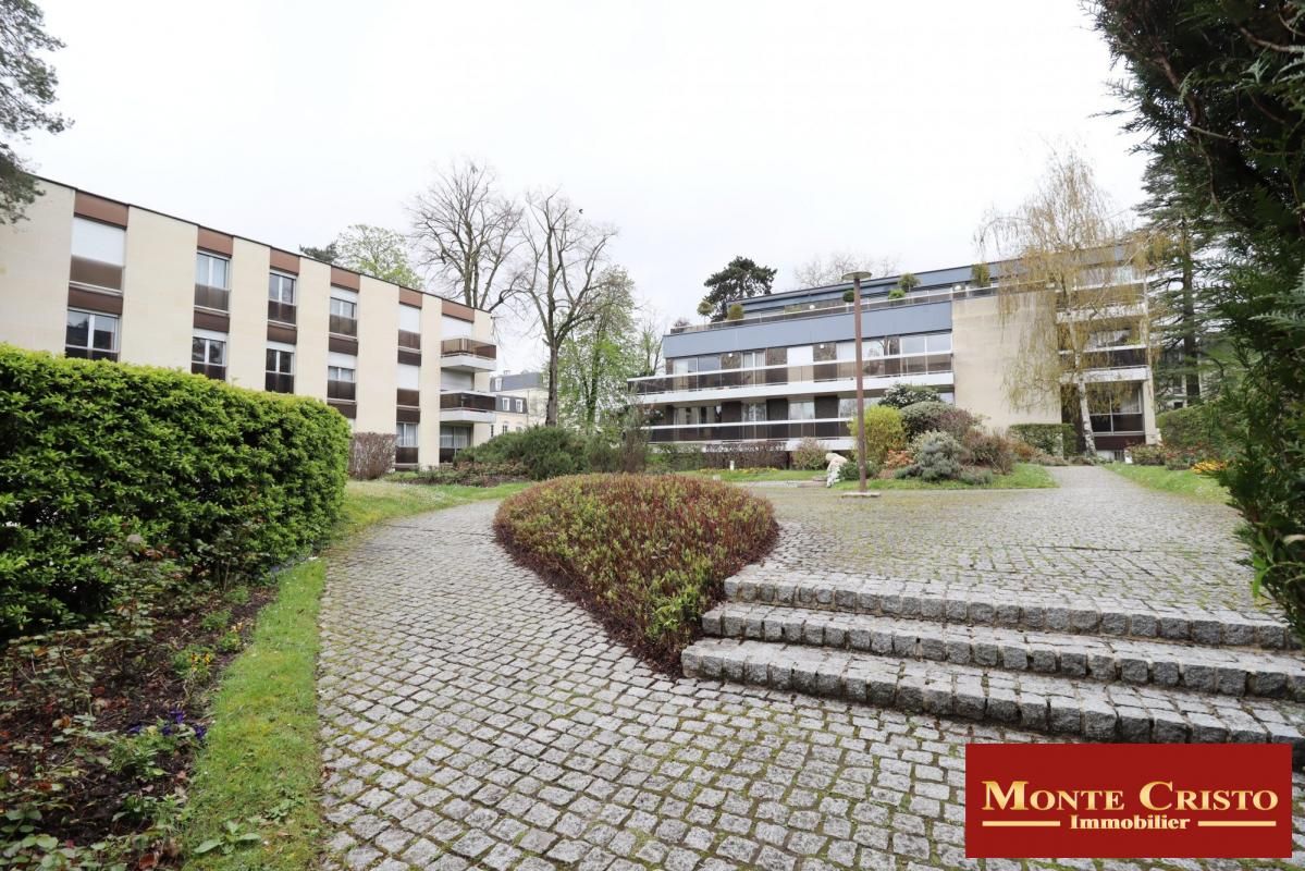 2 bedrooms Apartment in Versailles, France No. 165177