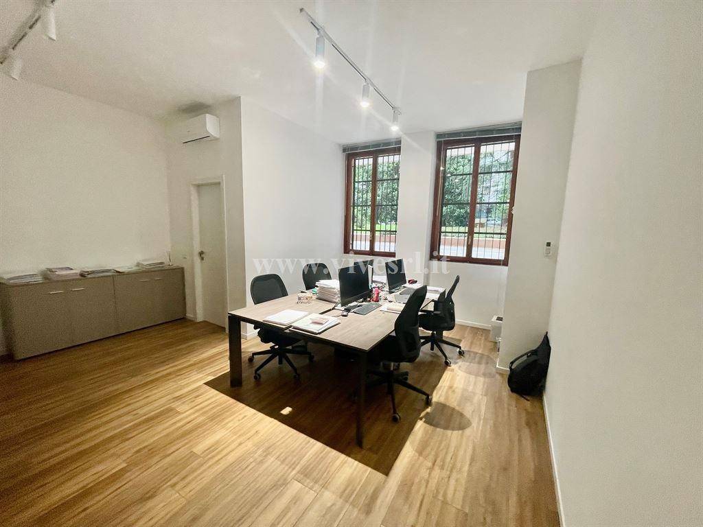 2 rooms Office in Milan, Italy No. 382252