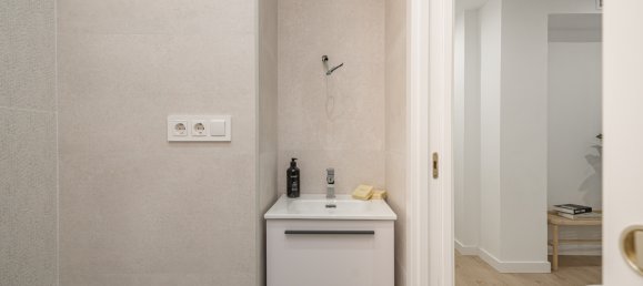 4 bedrooms Apartment in Madrid, Spain No. 126868 26