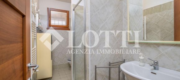 3 rooms Apartment in Calcinaia, Italy No. 49209 9