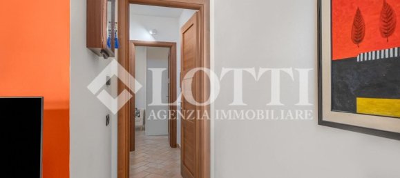 3 rooms Apartment in Calcinaia, Italy No. 49209 4