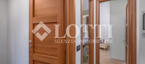 3 rooms Apartment in Calcinaia, Italy No. 49209 5
